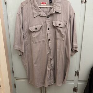 Wrangler Short Sleeve Button-Up Shirt in Gray